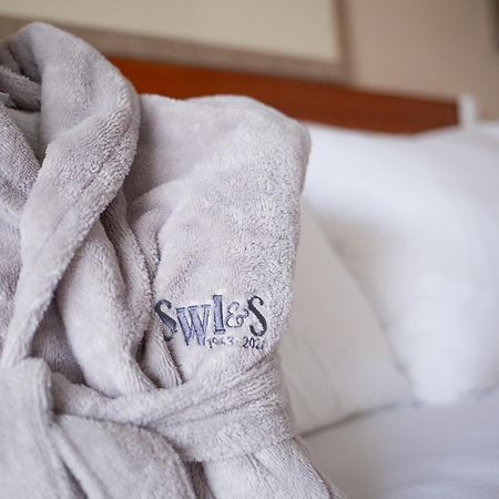 Sidney Waterfront Inn & Suites Екстер'єр фото