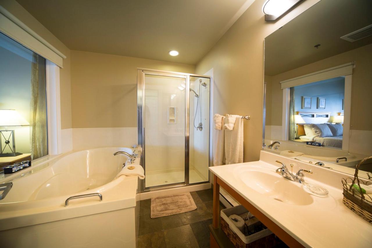 Sidney Waterfront Inn & Suites Екстер'єр фото