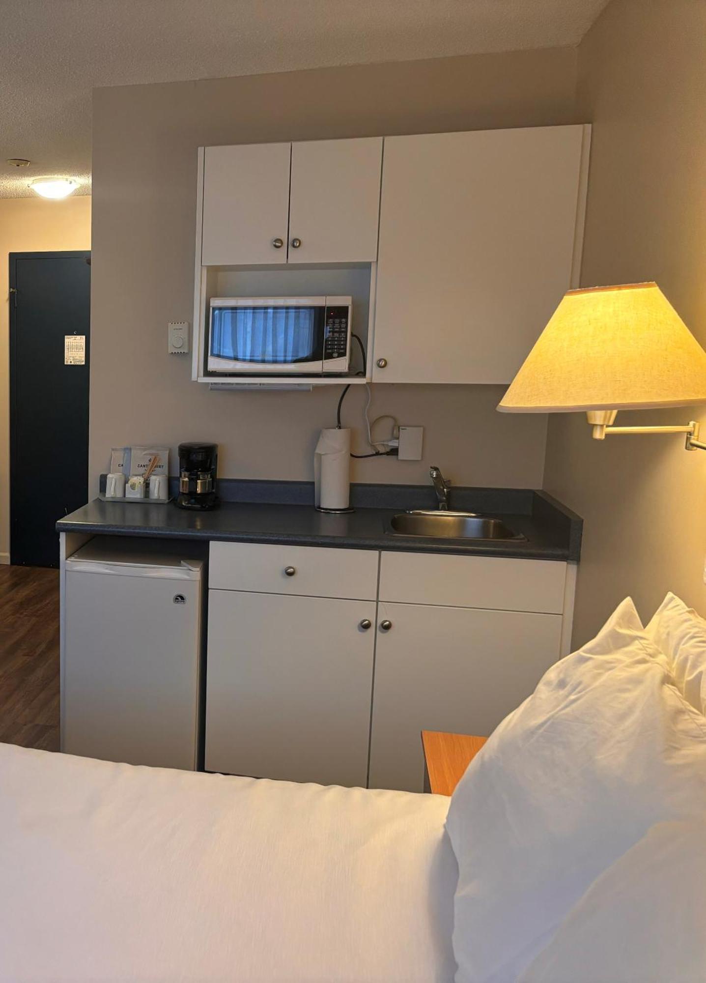 Sidney Waterfront Inn & Suites Екстер'єр фото