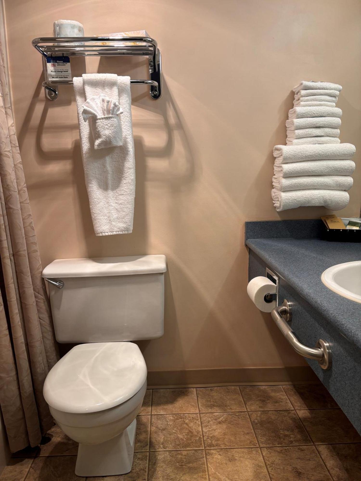 Sidney Waterfront Inn & Suites Екстер'єр фото