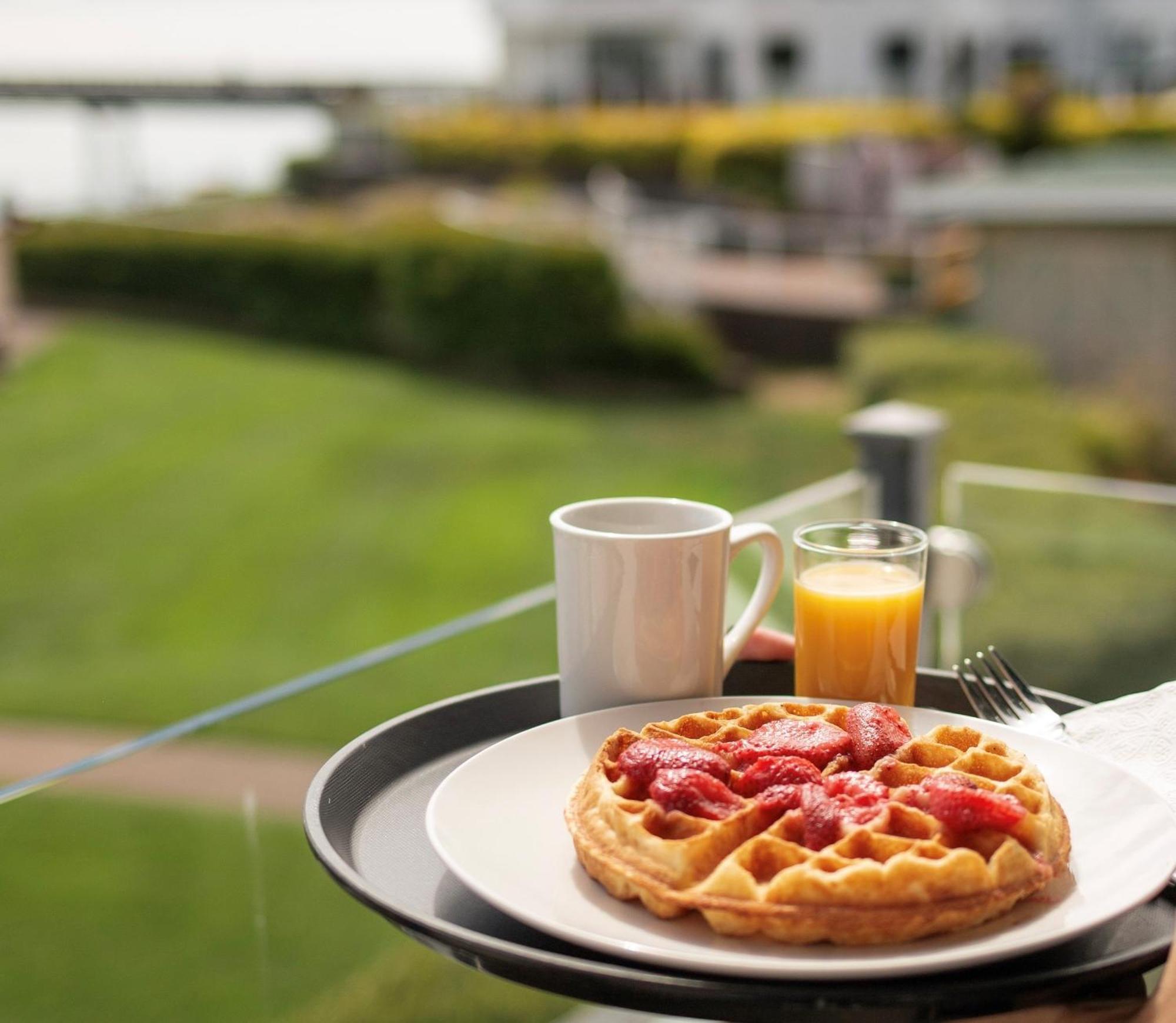 Sidney Waterfront Inn & Suites Екстер'єр фото