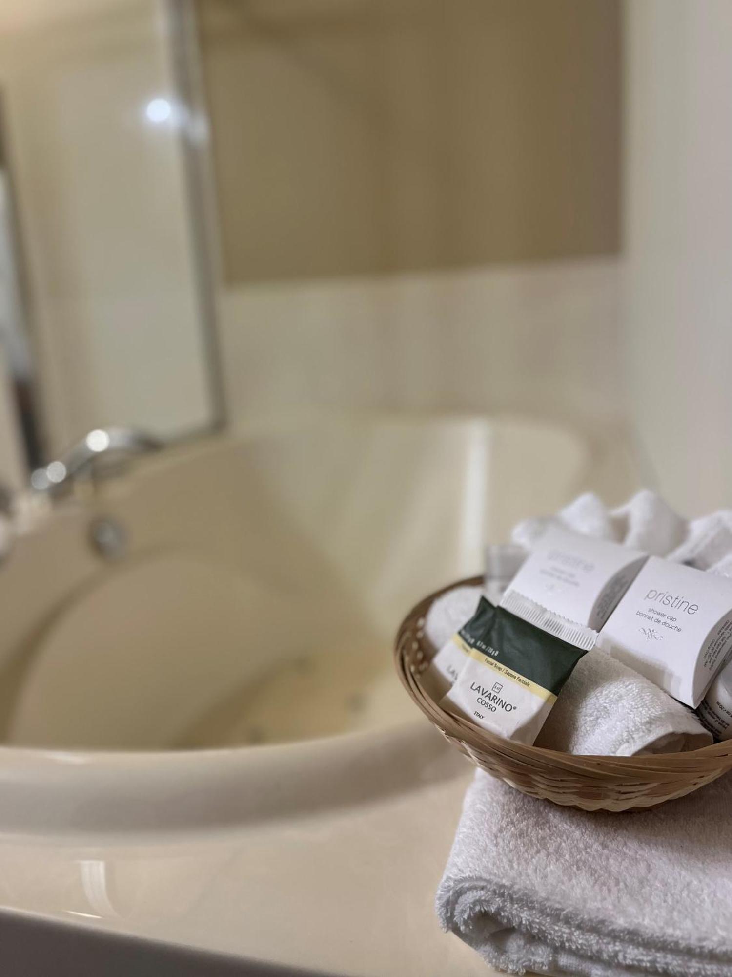 Sidney Waterfront Inn & Suites Екстер'єр фото