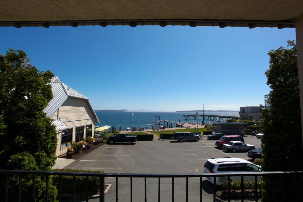 Sidney Waterfront Inn & Suites Номер фото