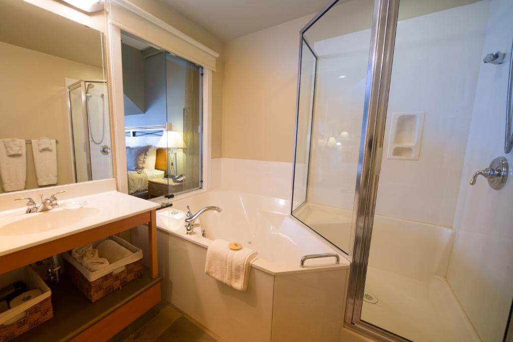 Sidney Waterfront Inn & Suites Номер фото